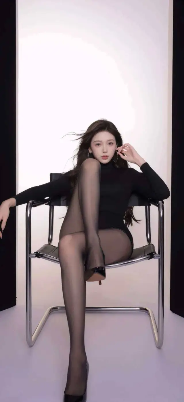 黑色高领黑丝长腿御姐气质摄影美女手机壁纸