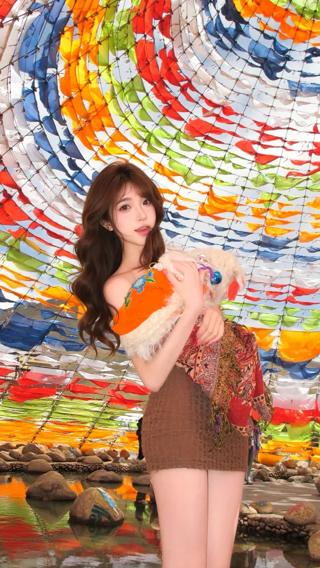 抱玩偶美女站彩伞水边甜美少女心旅拍人物摄影手机壁纸