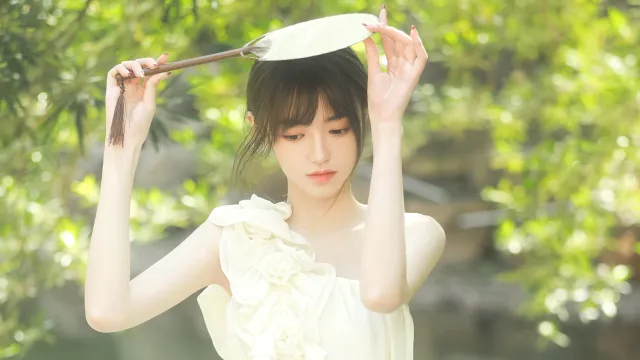 手持团扇的白衣少女森系清新古风人像电脑壁纸