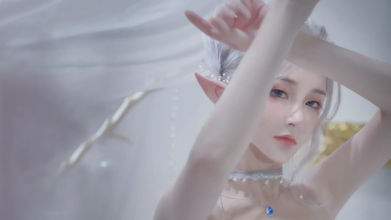 精灵耳美女抬手轻抚面纱奇幻摄影人物电脑壁纸