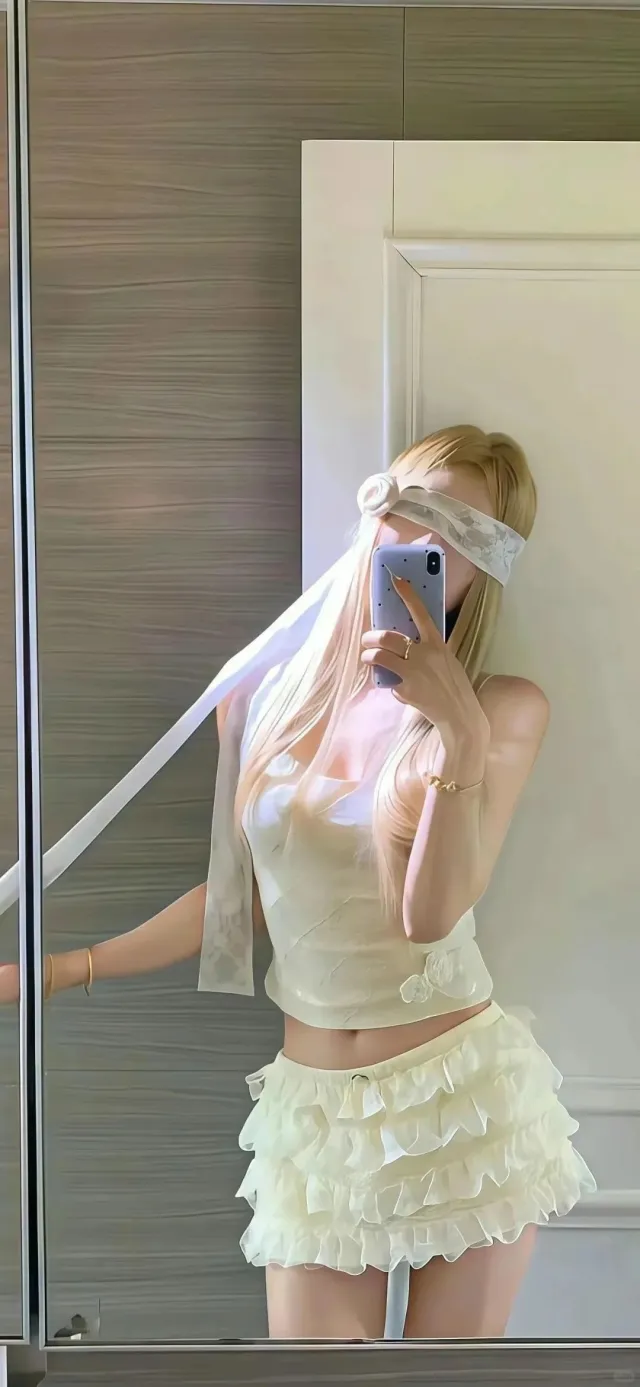 金发少女蒙眼自拍镜面写真手机壁纸