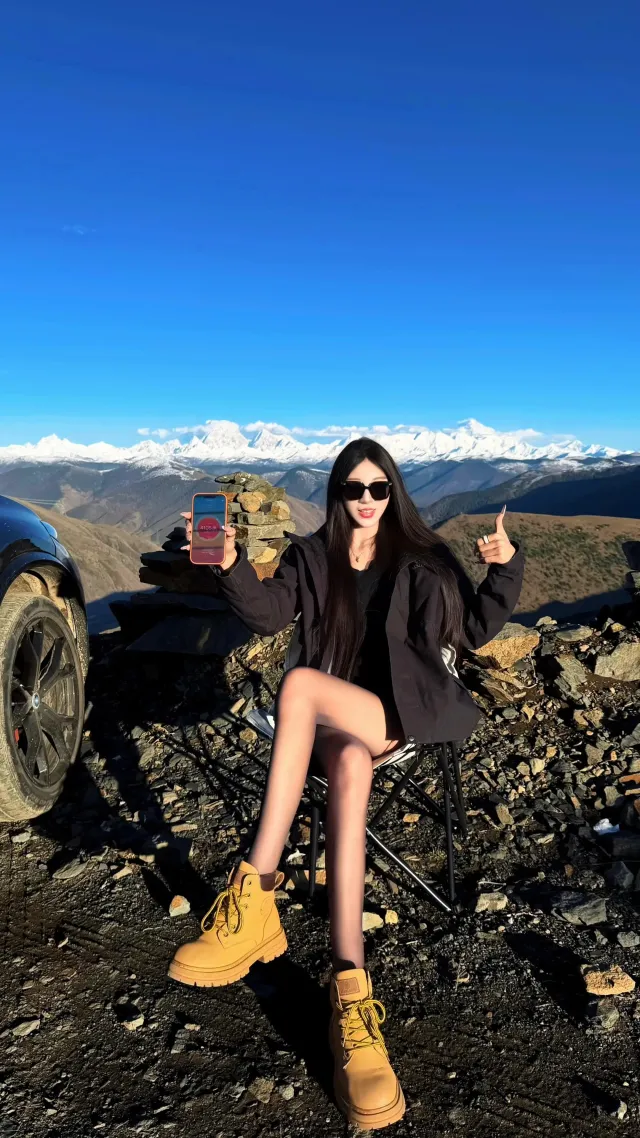 雪山前墨镜美女举手机打卡户外人像摄影手机壁纸