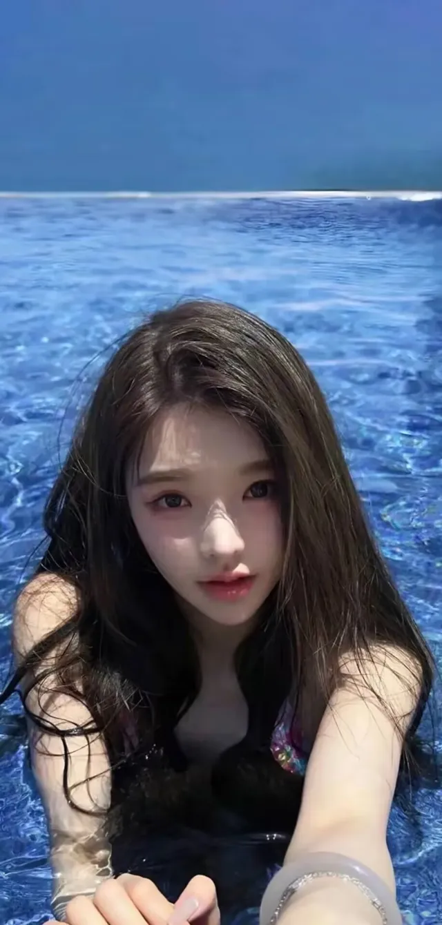 美女泳池湿发造型清凉夏日人物手机壁纸