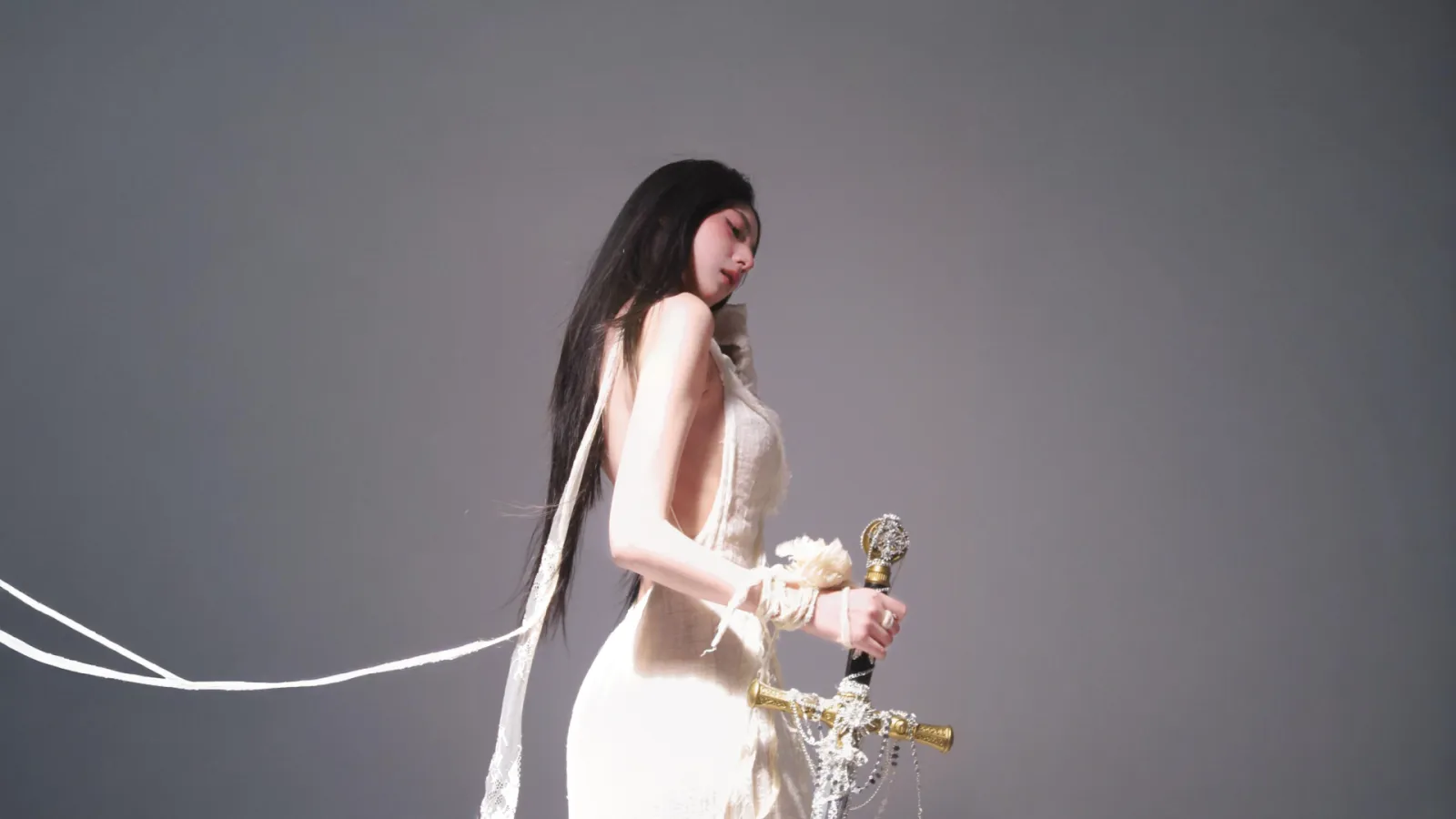 唯美白裙长发持剑气质美女摄影电脑壁纸