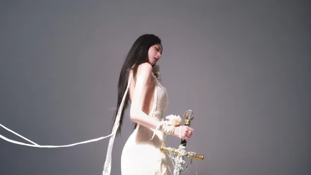 唯美白裙长发持剑气质美女摄影电脑壁纸