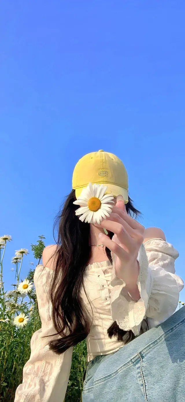 仰望蓝天雏菊遮脸黄帽白色蕾丝美女手机壁纸