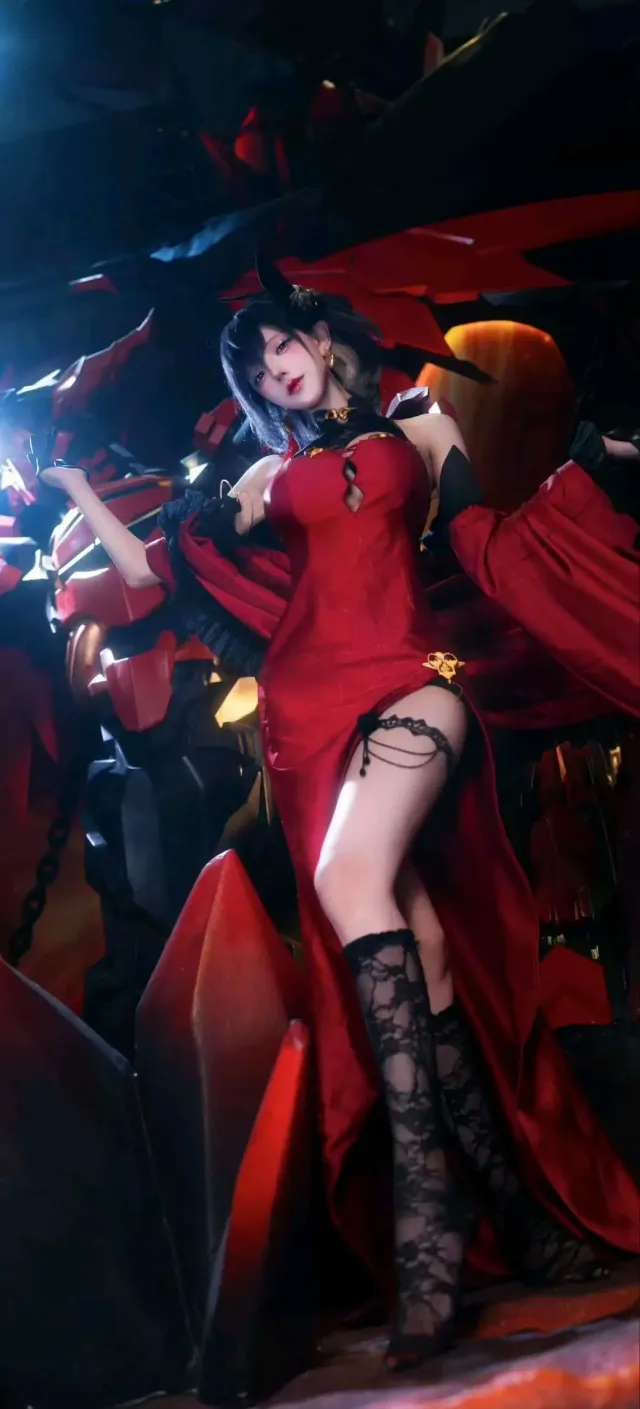 红黑风格机甲与少女动漫 cos 壁纸