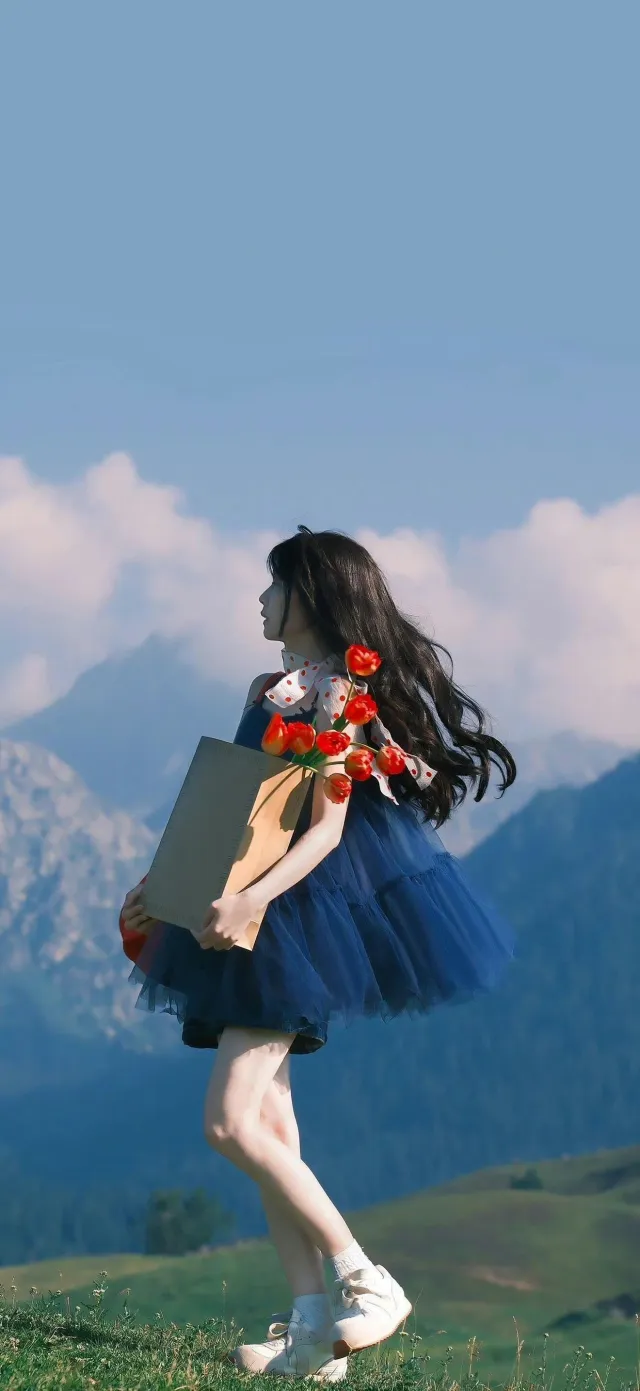 蓝裙长发山景捧花清新美女手机壁纸