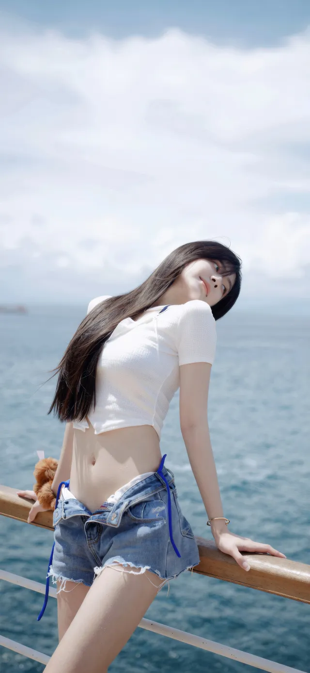 白上衣牛仔短裤女生海边栏杆人物手机壁纸