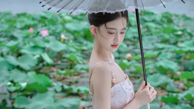 荷塘美少女，打着一把伞，身着吊带抹胸裙的高颜值美少女图片壁纸图片