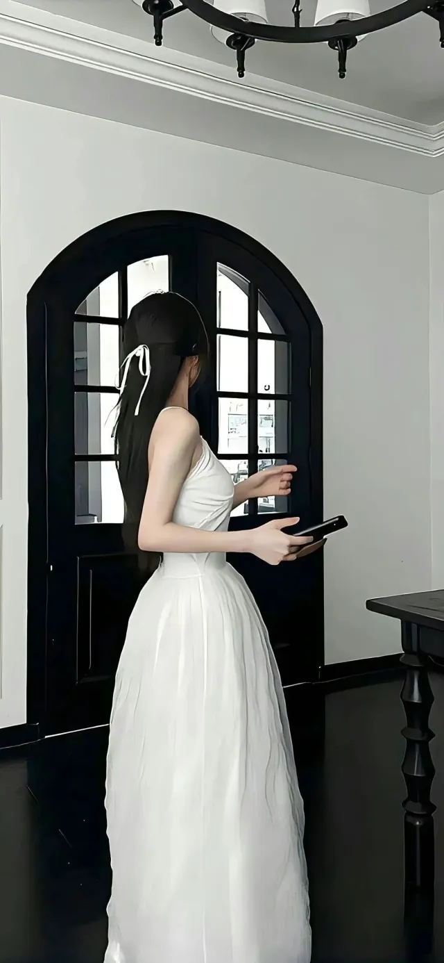白裙少女优雅背影手机壁纸