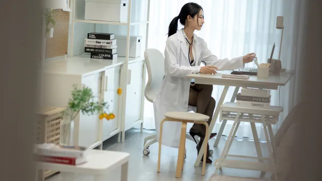 医生制服 黑丝性感美女图片壁纸