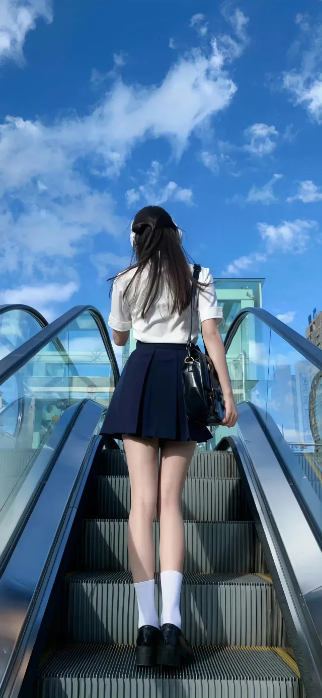 长发少女穿白衬衫百褶裙乘扶梯仰望蓝天青春人像摄影电脑壁纸