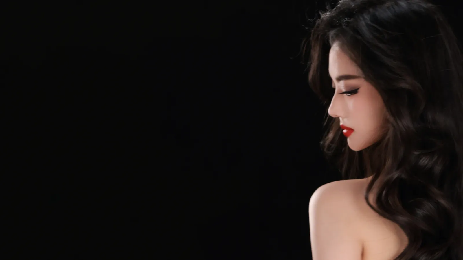 黑发红唇女子侧颜特写优雅神秘人物电脑壁纸