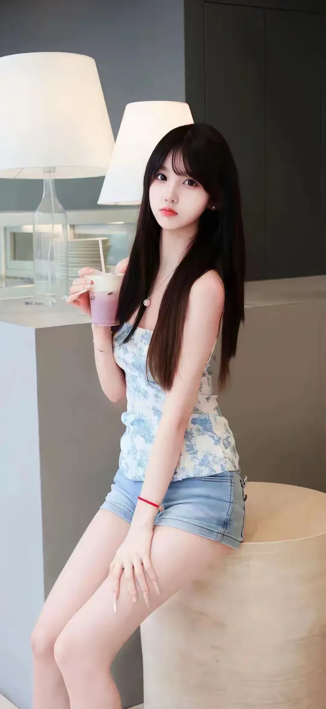 美女碎花吊带牛仔短裤手拿奶茶清纯可爱人物摄影手机壁纸