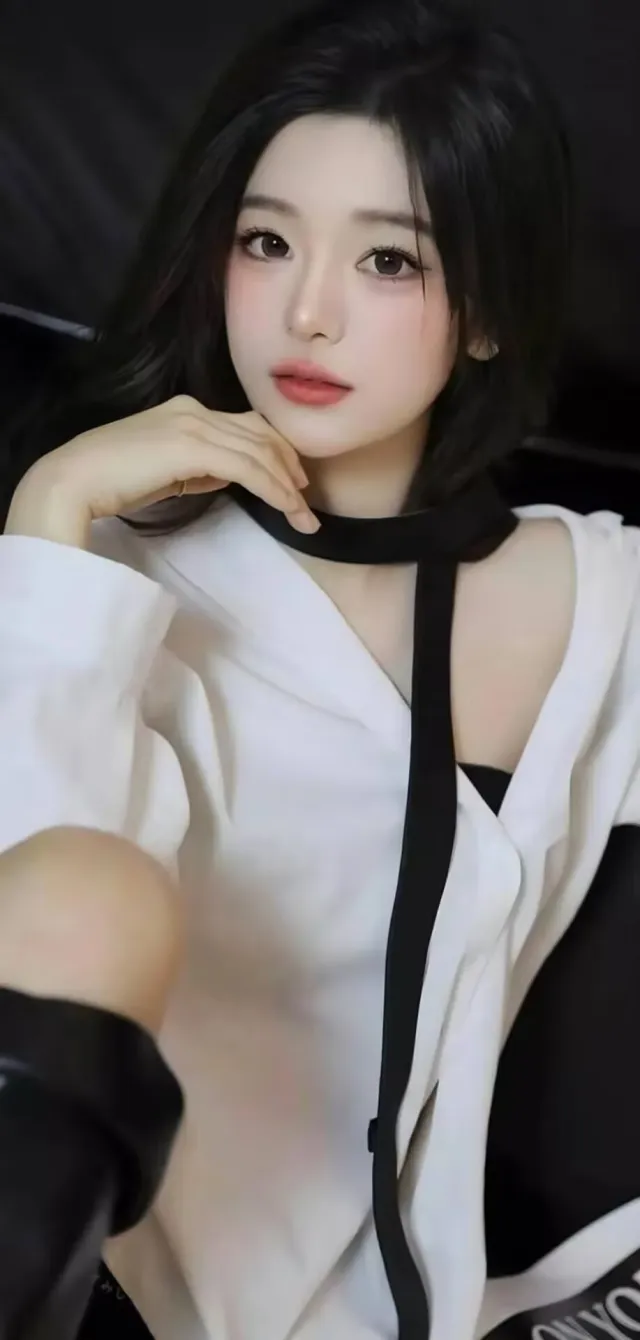 美女黑色吊带裙托腮红唇耳环优雅人物手机壁纸