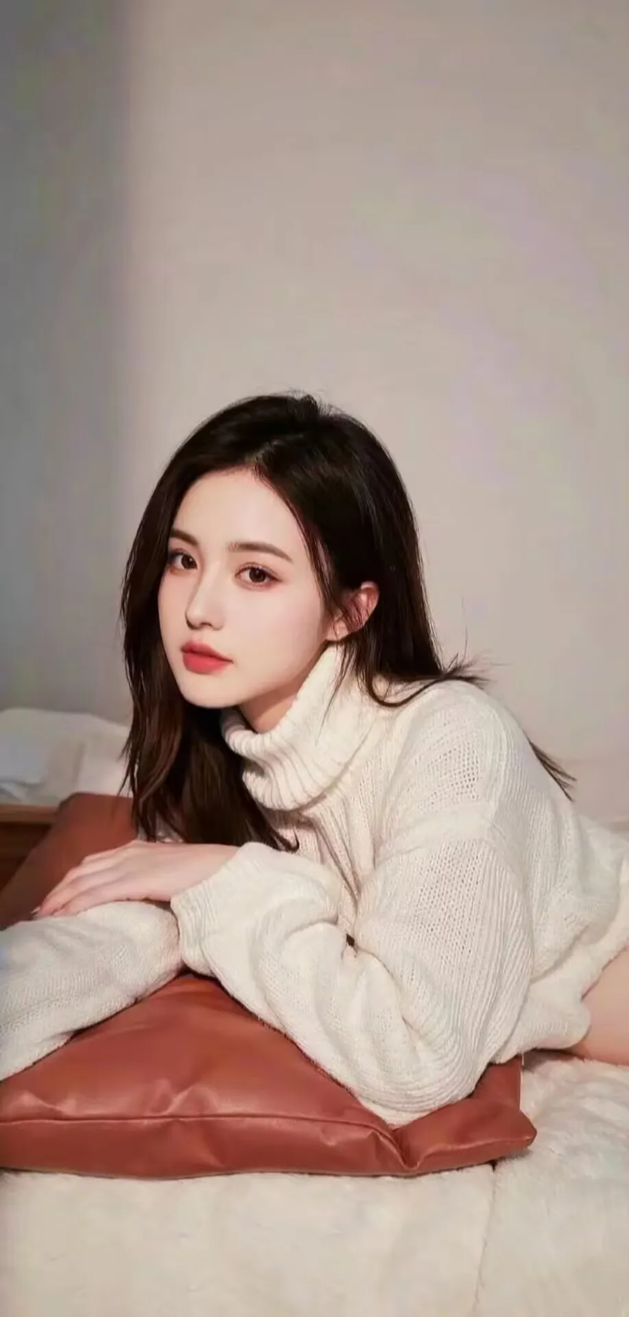 白色高领毛衣美女床上写真手机壁纸