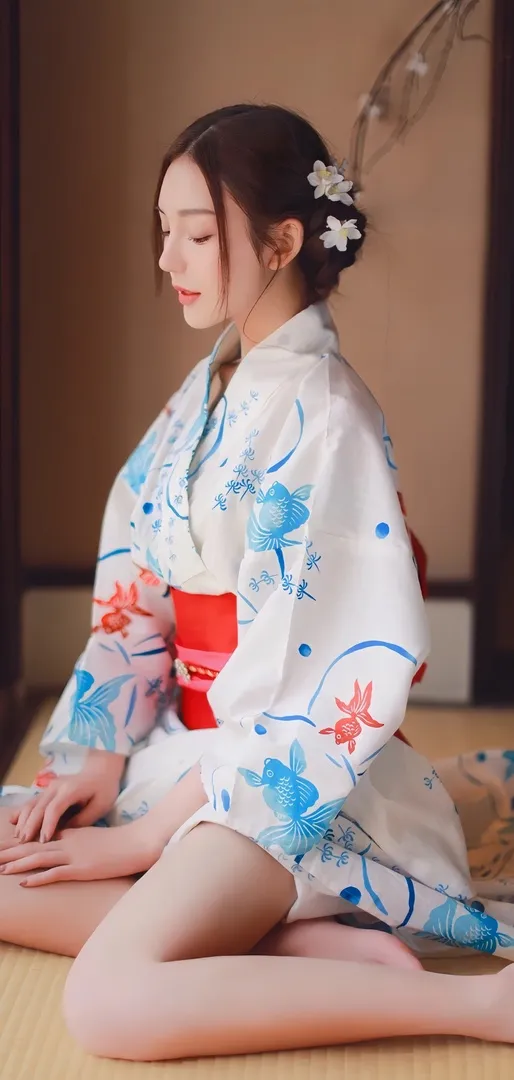 和风少女白底蓝红金鱼纹和服坐姿手机壁纸