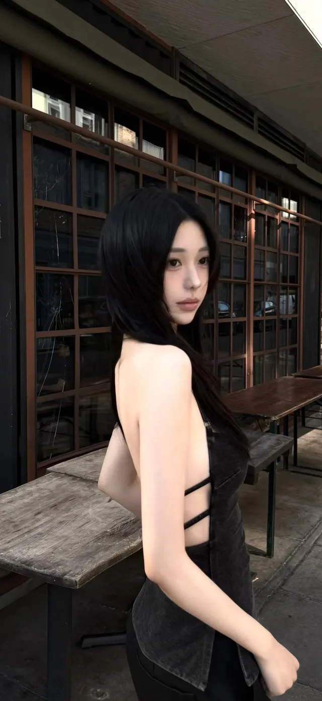 黑色露背装美女街头侧身冷酷街拍人像摄影手机壁纸