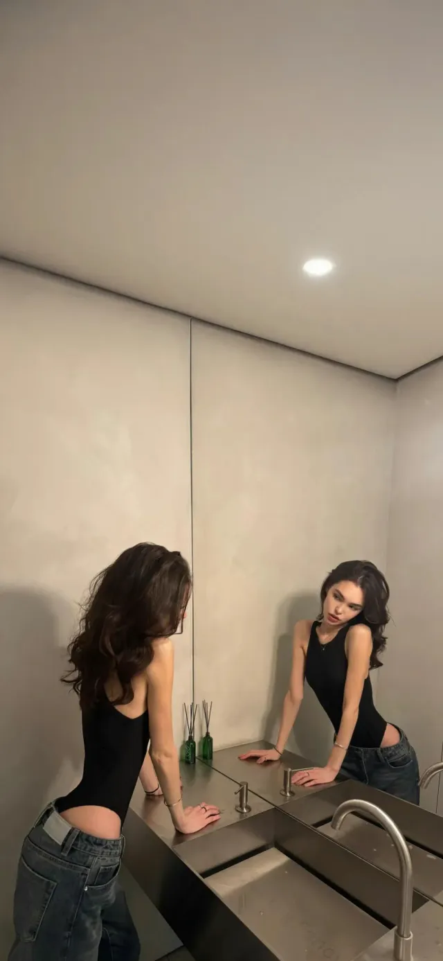 现代简约风女生镜前凝视洗手台手机壁纸