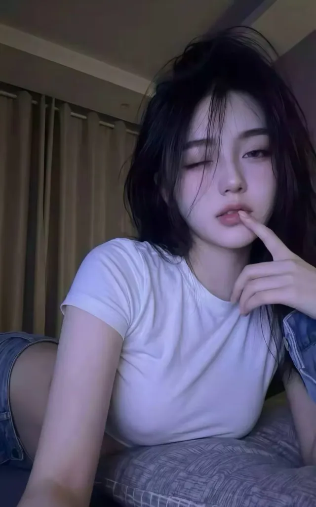 白T恤牛仔短裤美女床上慵懒写真手机壁纸