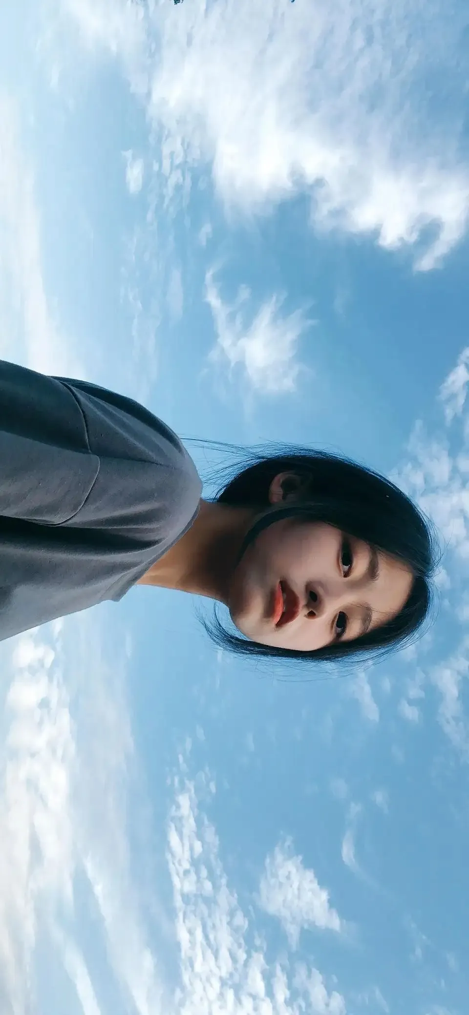 仰拍蓝天白云清新感美女手机壁纸