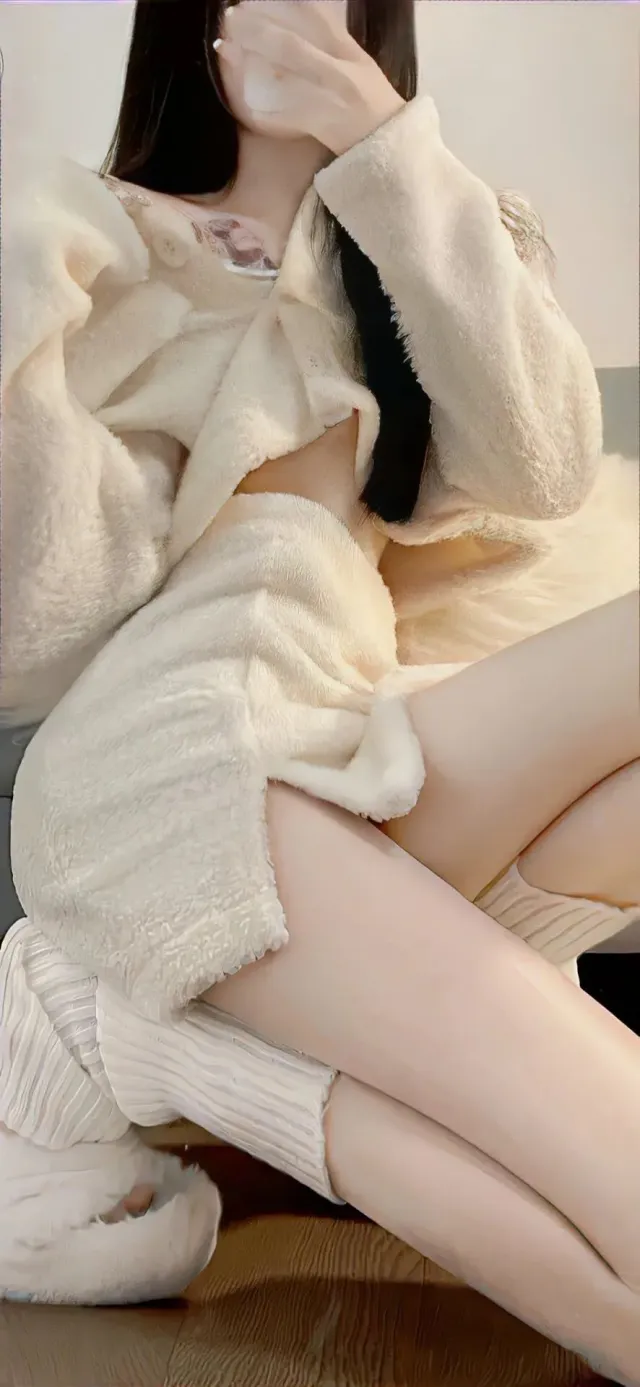 白色毛绒外套少女遮脸坐姿温馨居家风手机壁纸