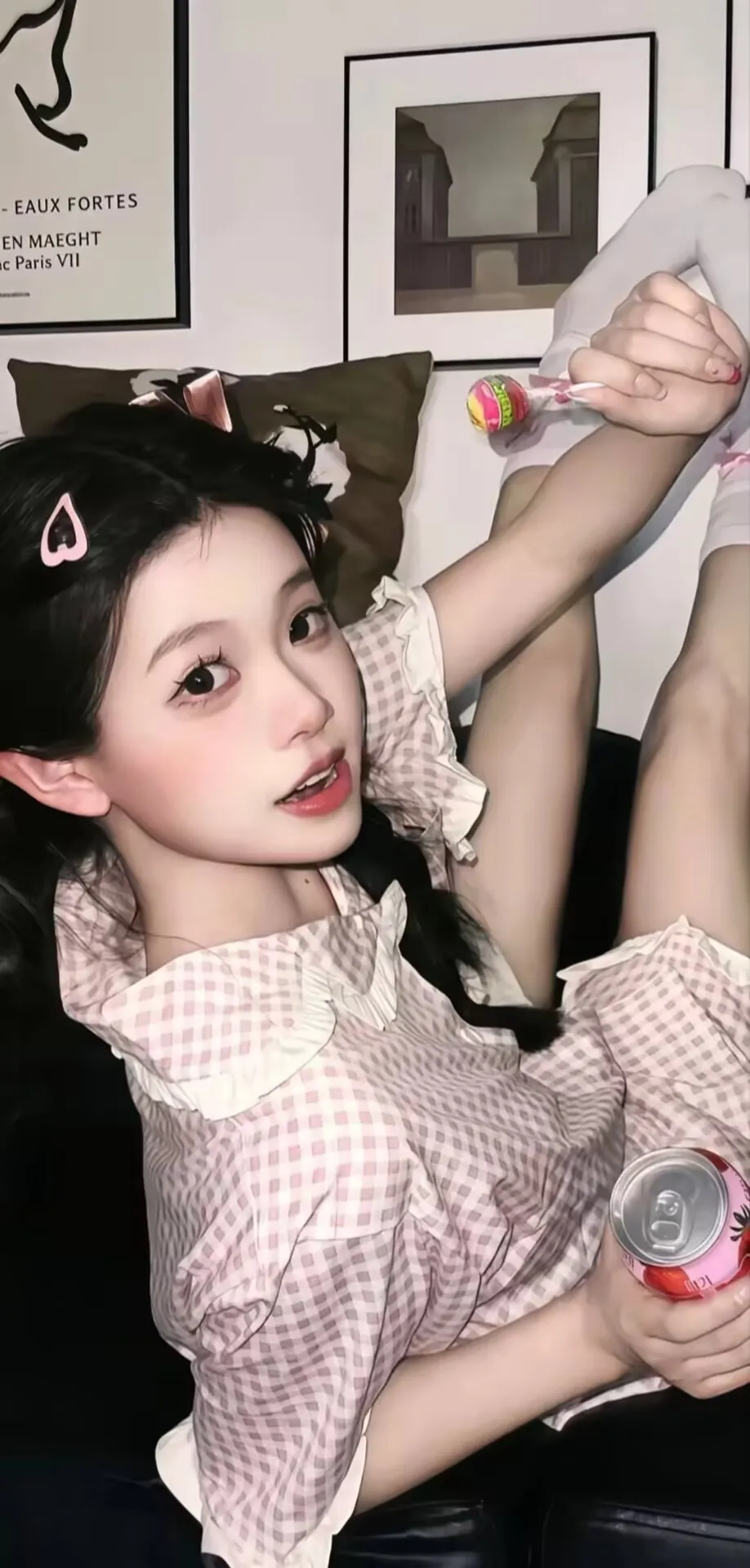 格子睡衣女生沙发躺姿休闲人物手机壁纸