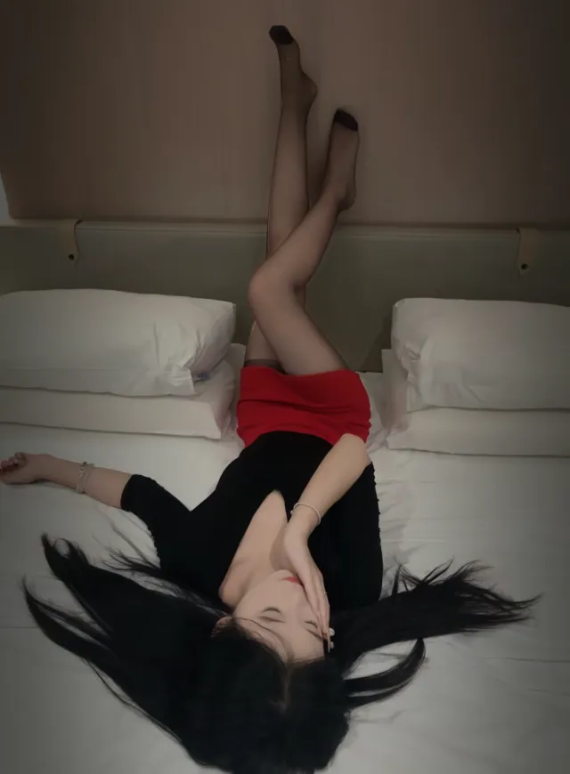 长发女性倒置躺床私房写真氛围感手机壁纸