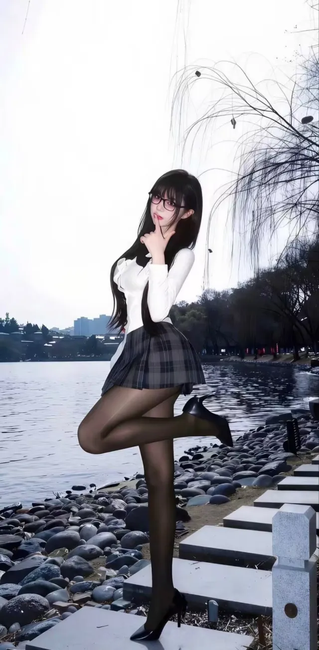 黑发美女戴眼镜穿白衬衫格裙湖边比手势人物手机壁纸