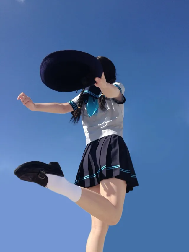 少女水手服跳跃蓝天清新活力日系手机壁纸