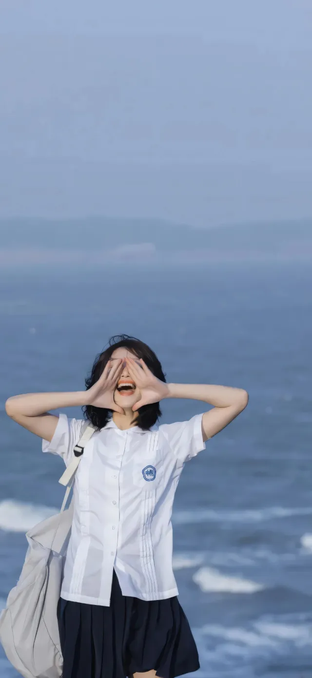 美女海边呐喊白衬衫短裙清新治愈人像摄影人物手机壁纸
