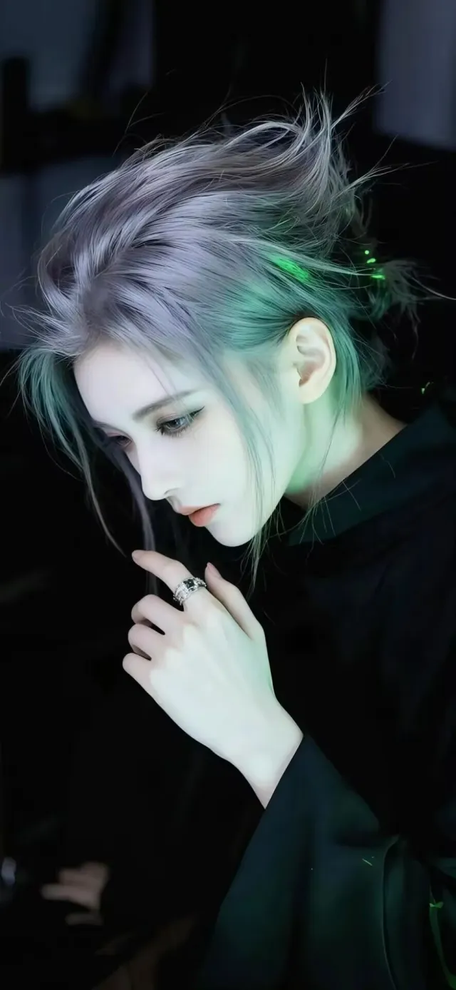 银发绿光少女低头沉思手机壁纸