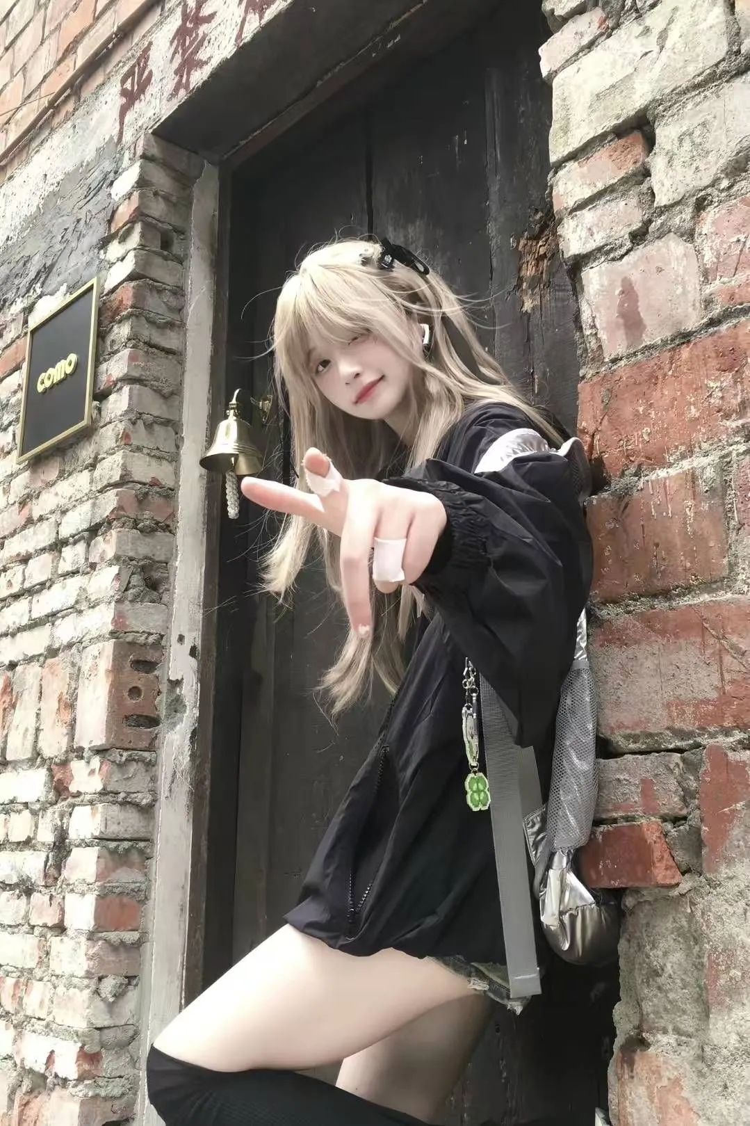 金发黑衣街拍甜酷少女美女手机壁纸