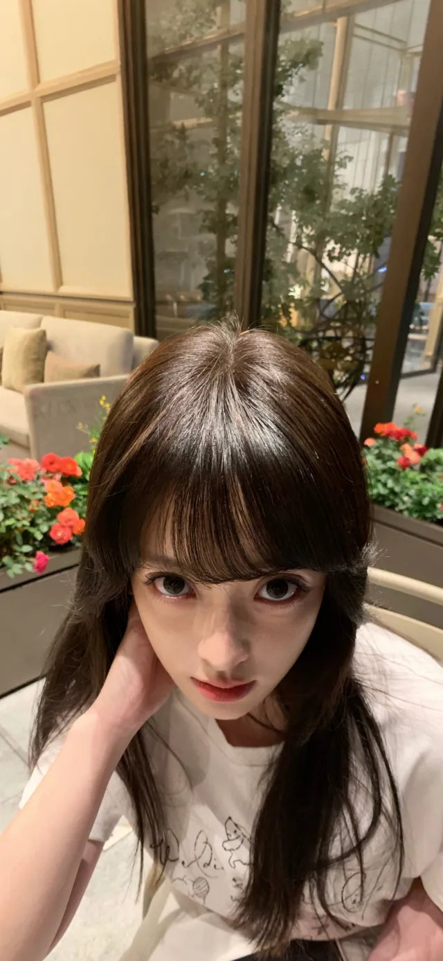 齐刘海美女室内窗边自拍温柔眼神日常人像摄影手机壁纸