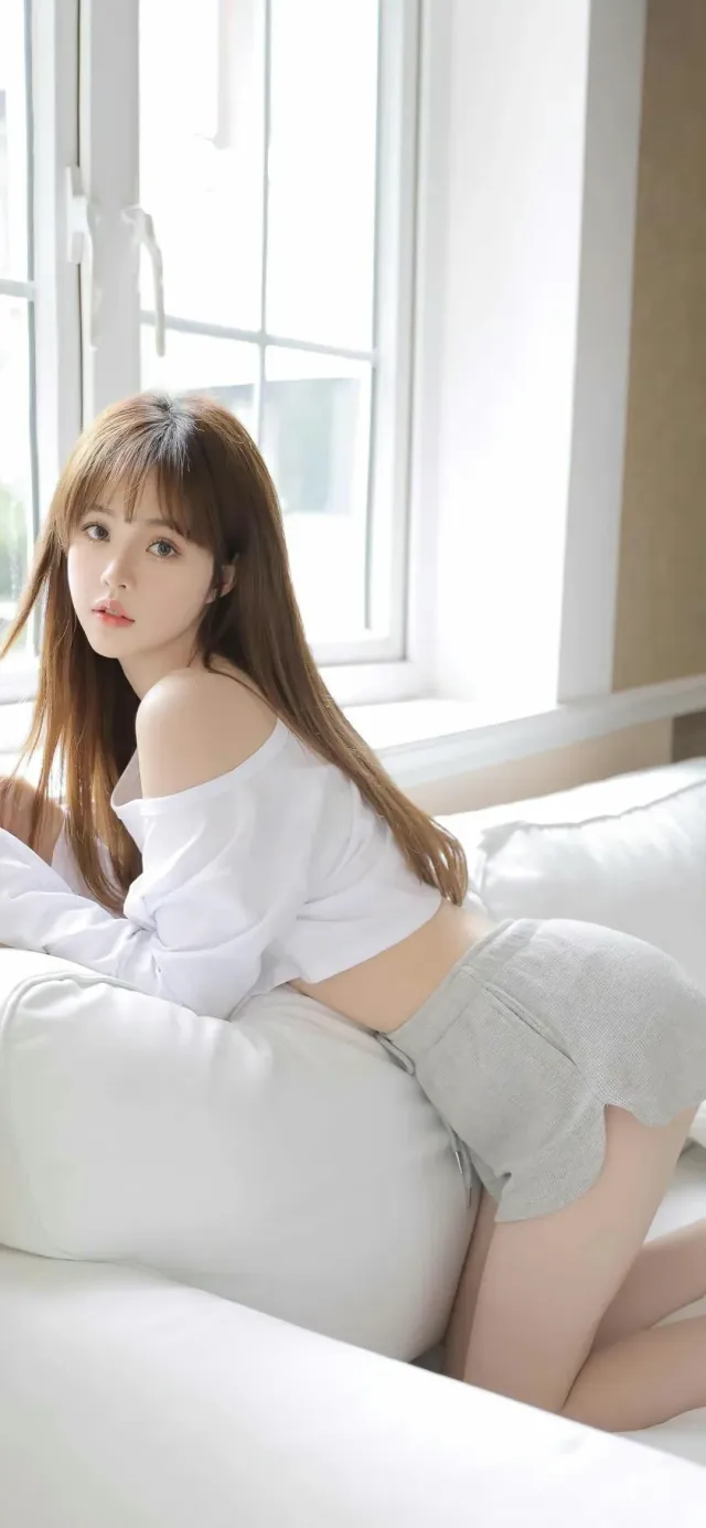 清新少女白衬衫灰短裤窗边倚靠手机壁纸