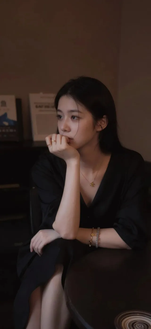 咖啡馆沉思氛围感黑发美女手机壁纸