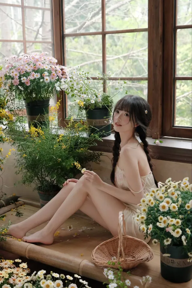 窗边辫子持花清新美女摄影人物手机壁纸