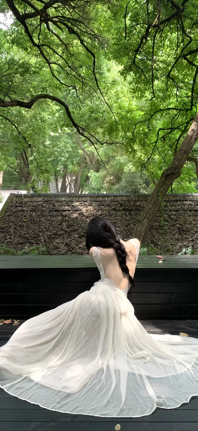 白纱长裙美女林间背影唯美清新人物摄影手机壁纸