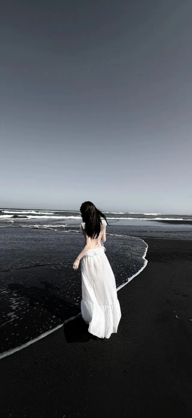 黑沙滩白裙美女背影唯美美女手机壁纸