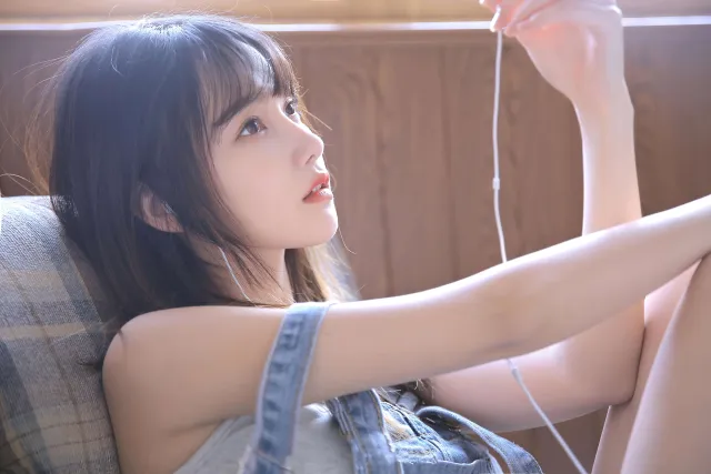 窗边耳机少女温柔光影生活感电脑壁纸