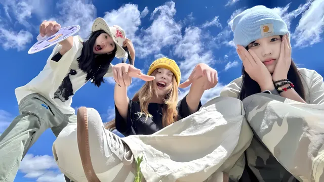 青春少女户外搞怪合影 蓝天背景日系电脑壁纸