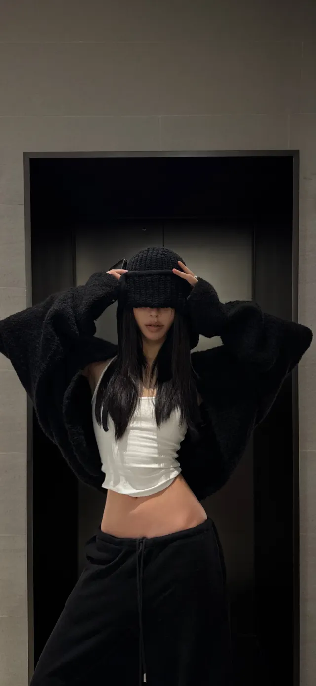 美女黑色针织帽遮眼穿搭时尚人物手机壁纸