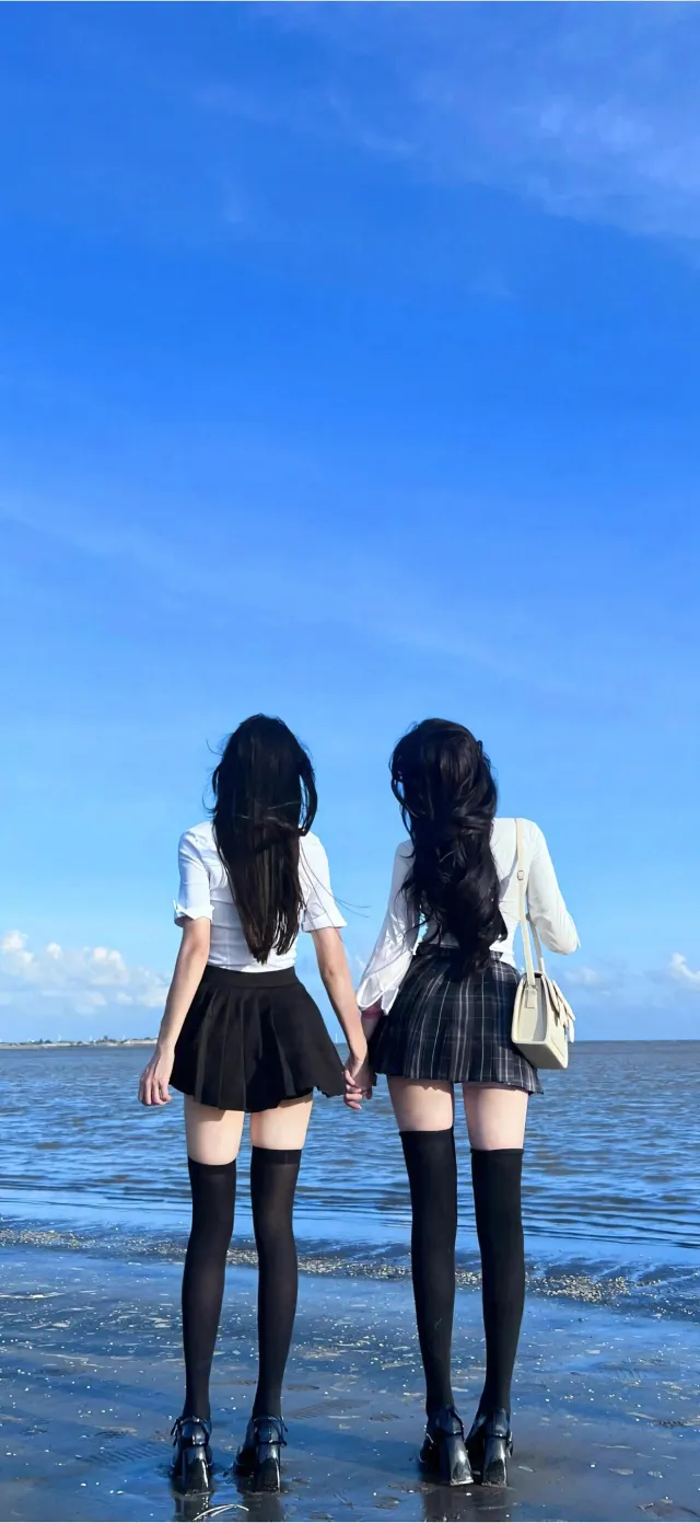 双JK制服少女海边牵手背影人物手机壁纸