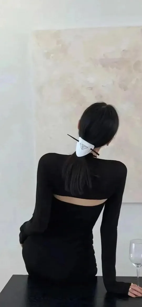 Prada白色三角标发饰黑裙女性背影手机壁纸