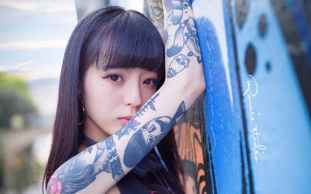 火辣纹身美女性感写真壁纸