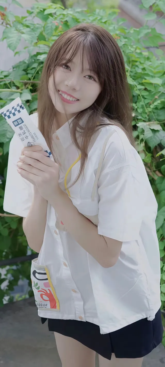 绿植背景白衬衫甜笑清纯美女手机壁纸