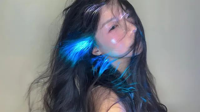 长发少女蓝色光影发丝凌乱特写人像电脑壁纸