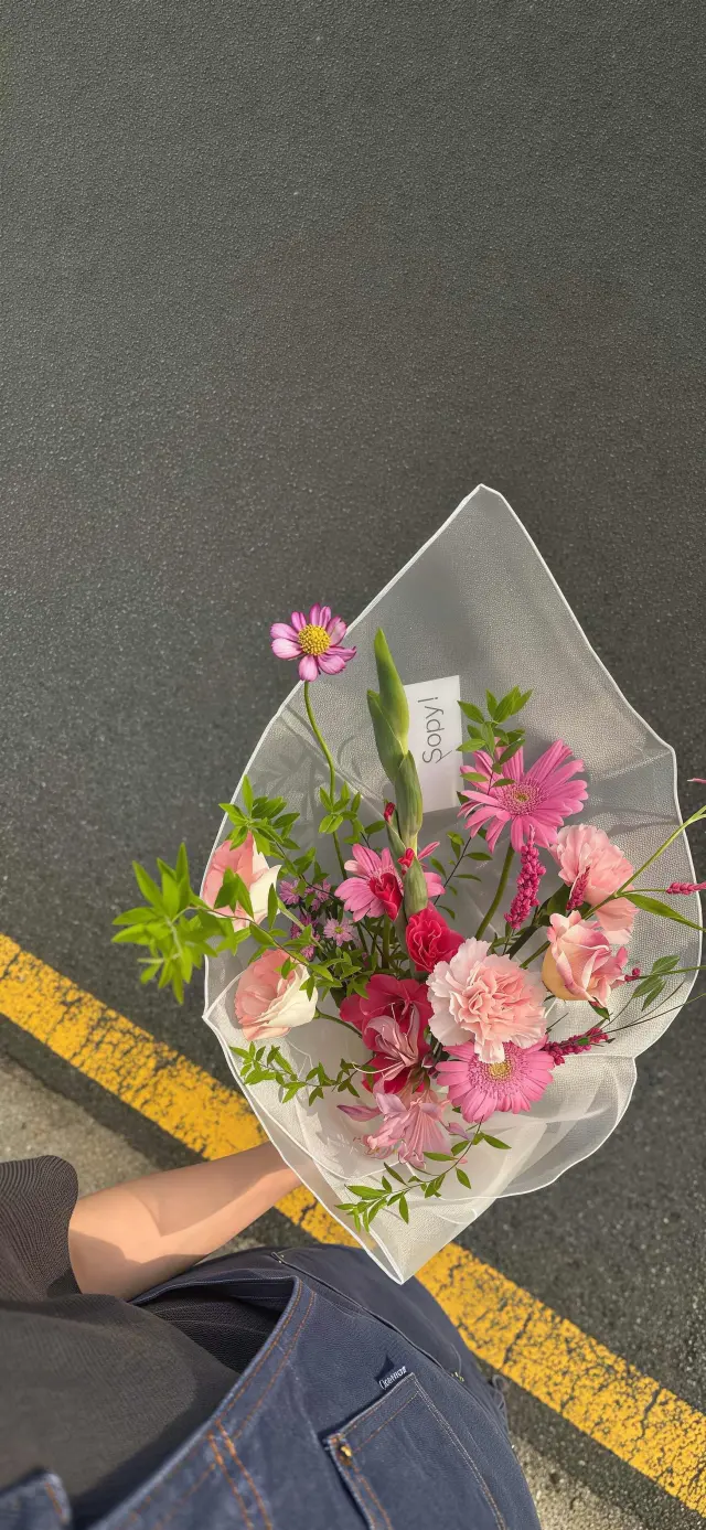 美女手持粉色花束街景俯拍花卉人像手机壁纸