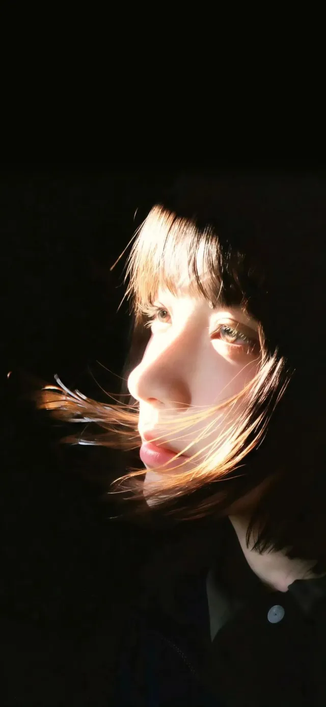 短发女生侧脸光影斑驳情绪感人像手机壁纸